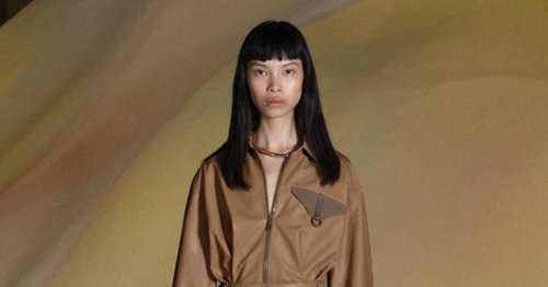 La oda a la sofisticación y a los tonos neutros del desierto de Hermès para primavera-verano 2023