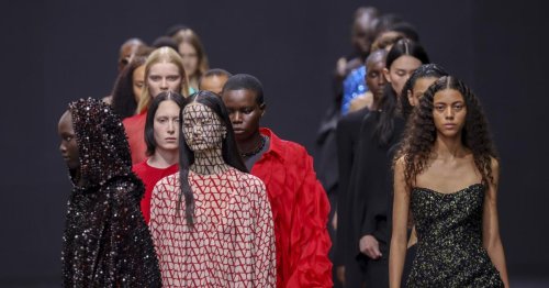 Valentino saca la moda a las calles de París para presentar su colección primavera-verano 2023 como un potente mensaje al mundo