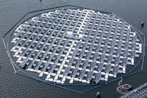 A Portuguese company's innovative floating solar panels stalk the Sun's movements