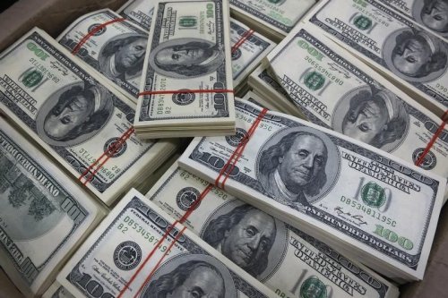 CÂMBIO-Dólar fecha em leve alta com investidor atento a inflação nos EUA e política no Brasil