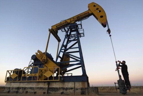 Les prix du pétrole baissent face aux inquiétudes de suroffre; données chinoises attendues