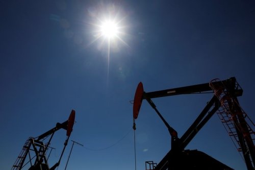 Oil claws back after heavy selloff as supply concerns return By Reuters