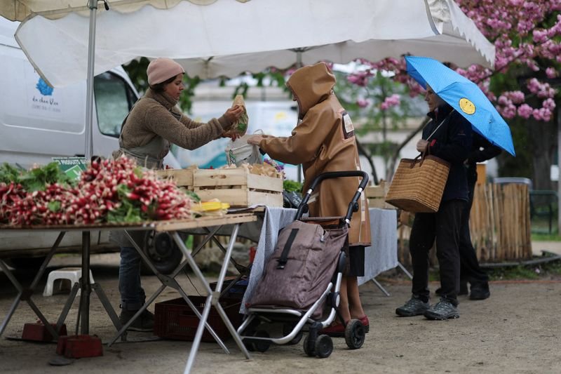Euro zone consumer confidence rises to -19.0 in May