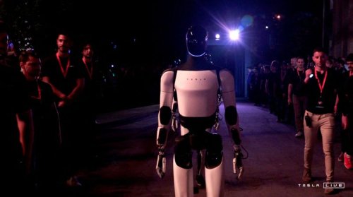 Musk: Tesla to build 5,000 Optimus robots in 2025, urges staff not to sell shares