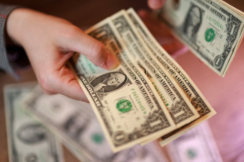 Dollar steadies from weakness as Trump calls off planned attack on Iran