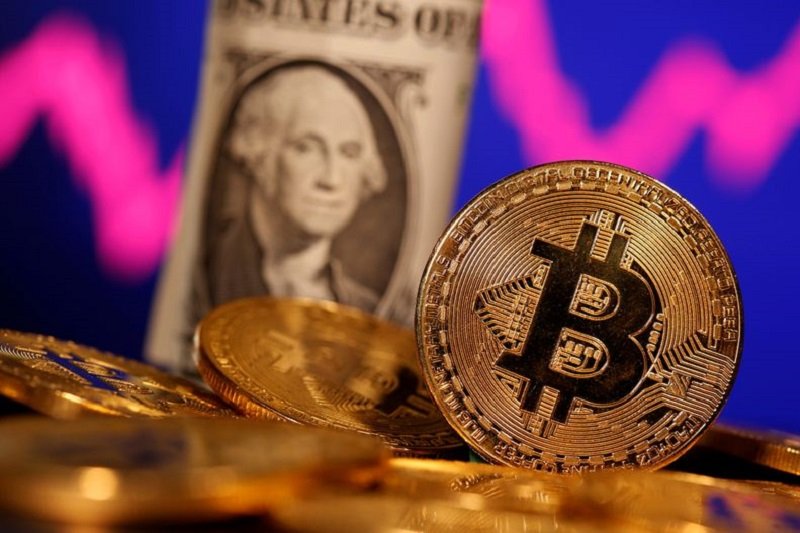 Bitcoin price today: drops below $113k amid Fed rate concerns; altcoins slump