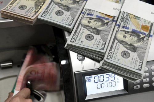 CÂMBIO-Dólar tem leve alta contra real; foco permanece na inflação dos EUA