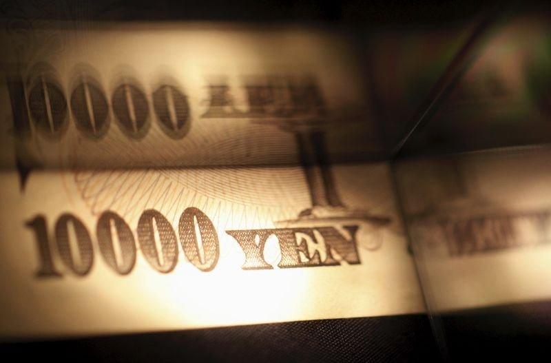 Japanese Yen falls to 40-year low against dollar