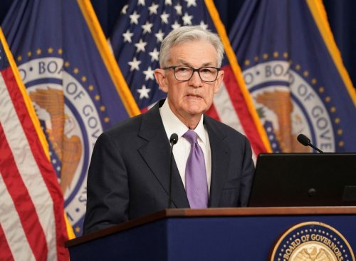 Powell prévient de taux élevés pour plus longtemps alors que le recul de l'inflation stagne