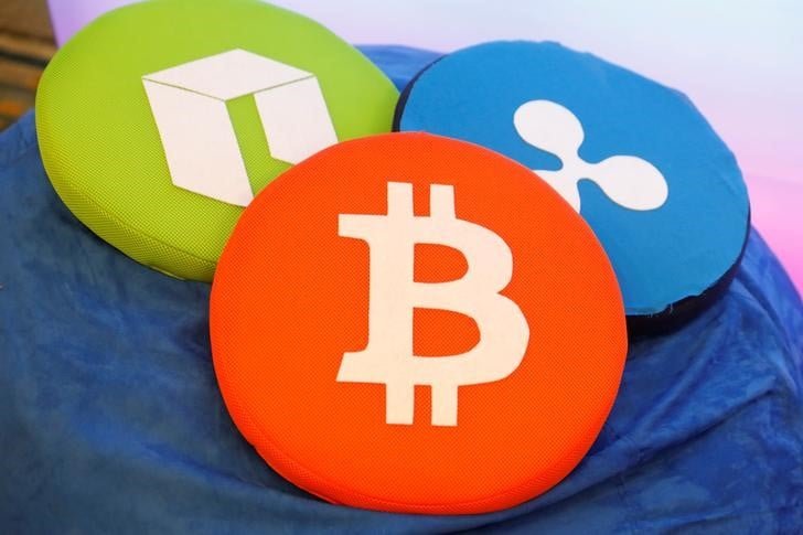 Bitcoin falls to $62k, heads for weekly losses amid Iran uncertainty, rate jitters