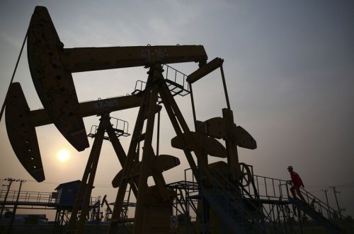 Oil inches up after U.S. reimposes Venezuela oil sanctions