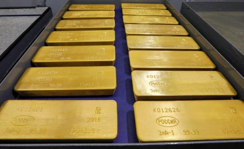 Gold Will Beat U.S. Stocks in Turbulent Market, Strategists Say By Bloomberg