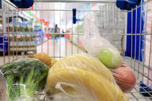 Sacchetti frutta e verdura a pagamento: tassa sulla spesa o sulla plastica?