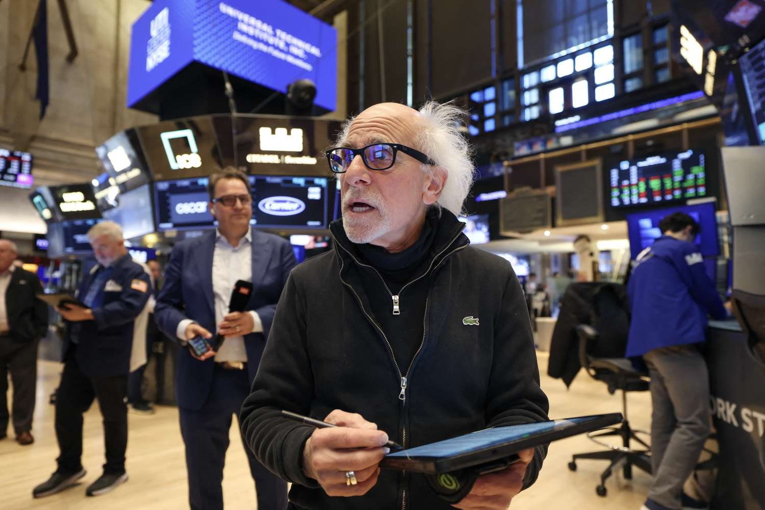 Markets News, May 21, 2025: Stocks Plunge as Bond Yields Surge Amid Deficit Concerns; Dow Drops 800 Points, Bitcoin Wavers After Hitting Record High