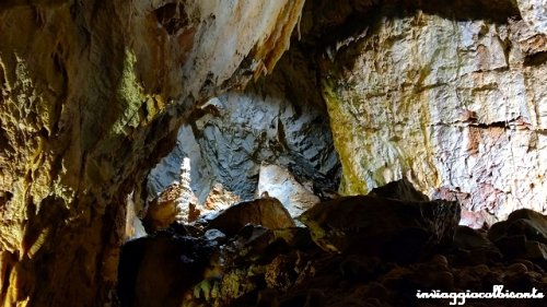 La grotta più colorata d’Italia: la Grotta dei Dossi a Mondovì