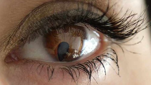 WATCH: How to make your lashes longer and thicker