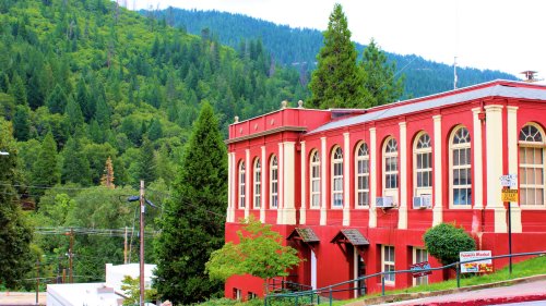 Near The Oregon-California Border Is A Picturesque Mountain Town Famous For Mouthwatering Hamburgers