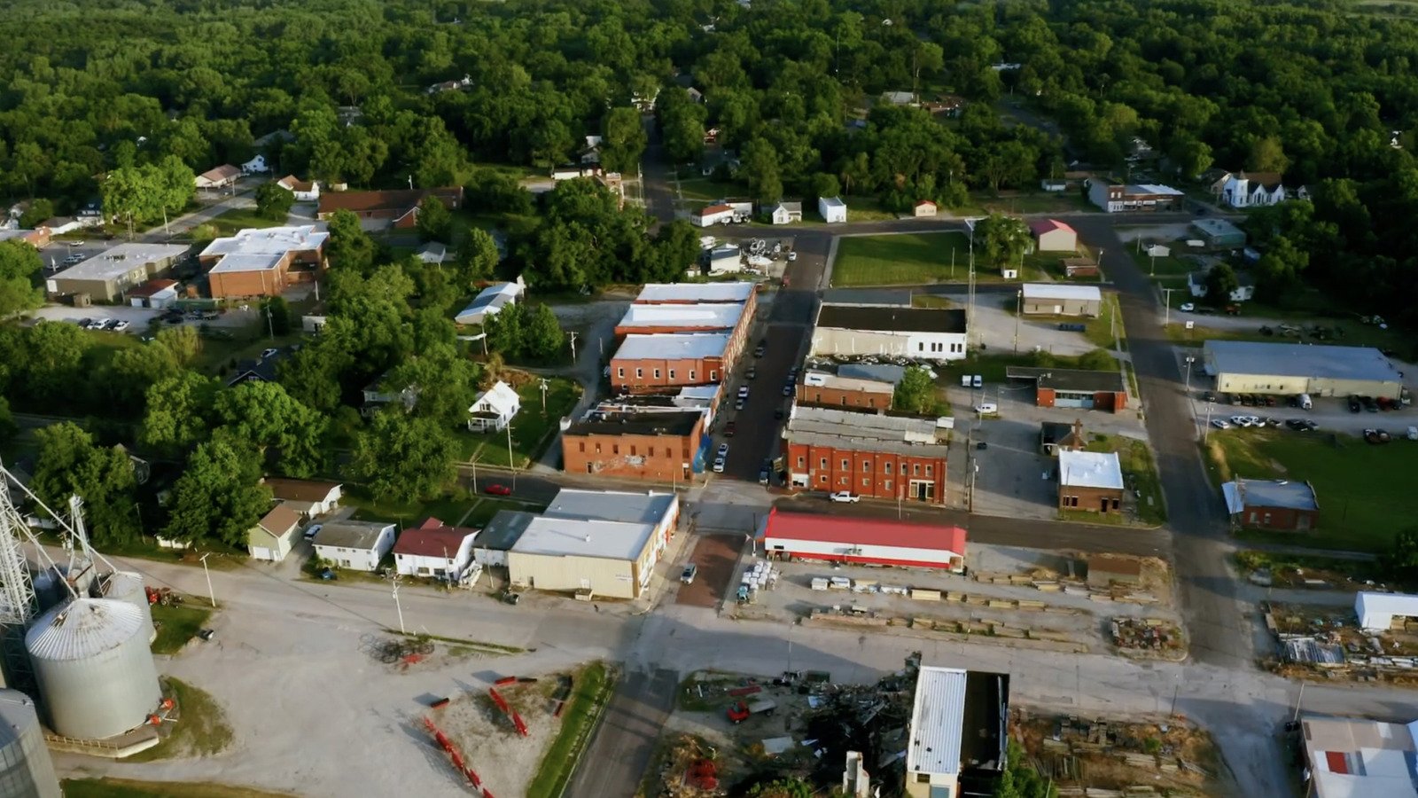 Between Kansas City And St. Louis Is A Midwest City With A Quaint Downtown, Tasty Eats, And Historic Charm