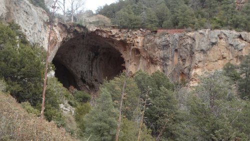 An Arizona State Park With The World's Largest Natural Travertine Bridge Offers Stunning Trails