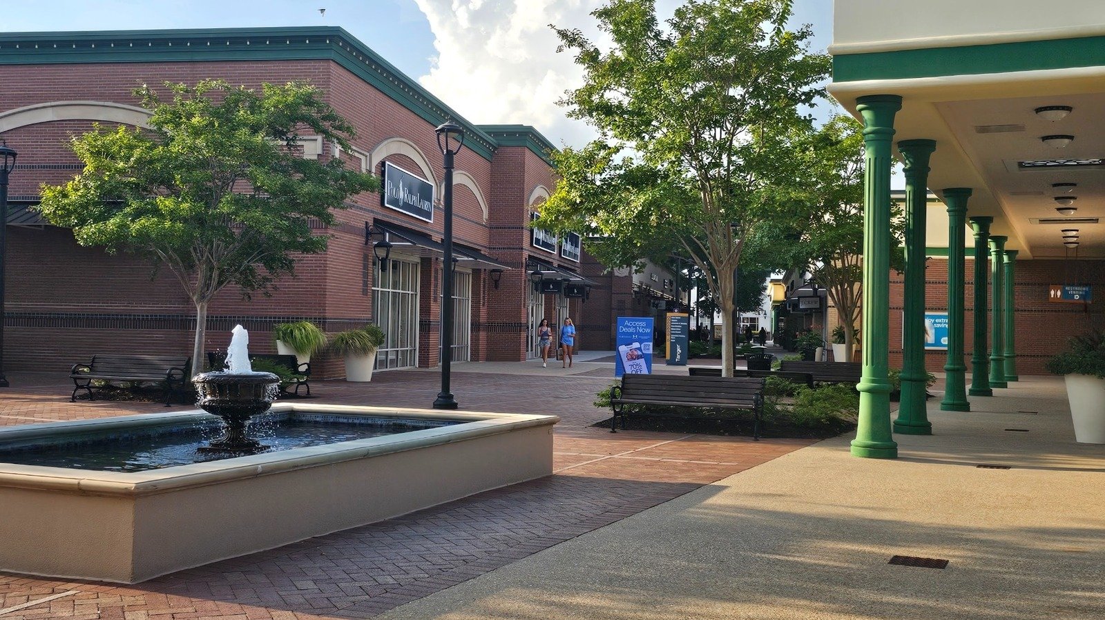 Georgia's Underrated City Is A Savannah Suburb With Shopping, Exceptional Eats, And Unique Attractions