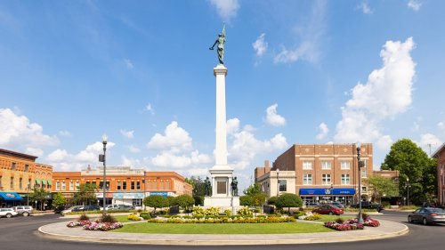 This Cozy Indiana City Is A Lakeside Getaway With Hidden Trails, Parks, And A Beautiful Backdrop
