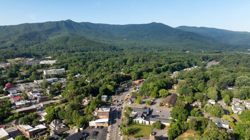 'America's Prettiest Small Town' Is A Blue Ridge Mountain Getaway Full Of Walkable Charm And Waterfalls