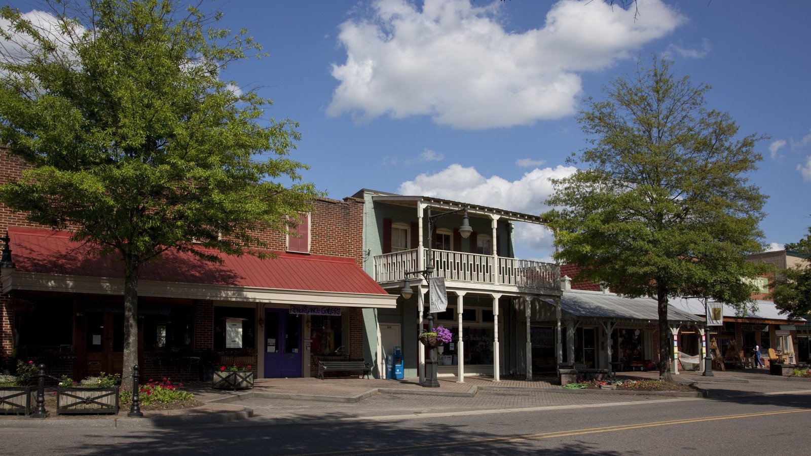 Near Tuscaloosa Is Alabama's Charming City With A Walkable Downtown, Local Art, And Southern Eats