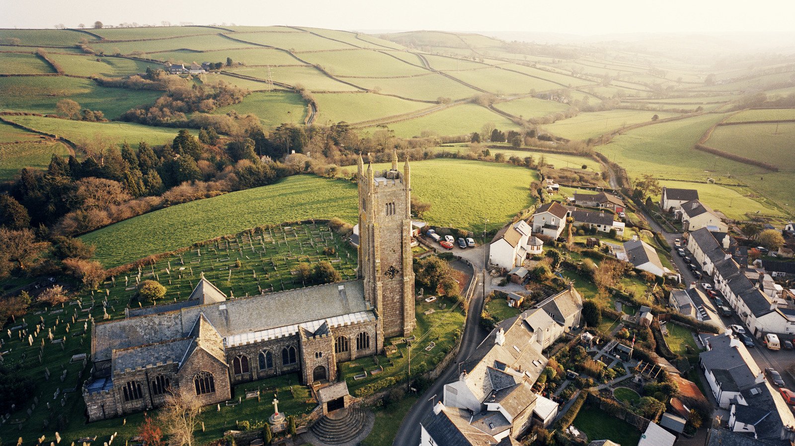 Rick Steves Recommends This 'Smart Move' On Every Trip To England, Except In Cities