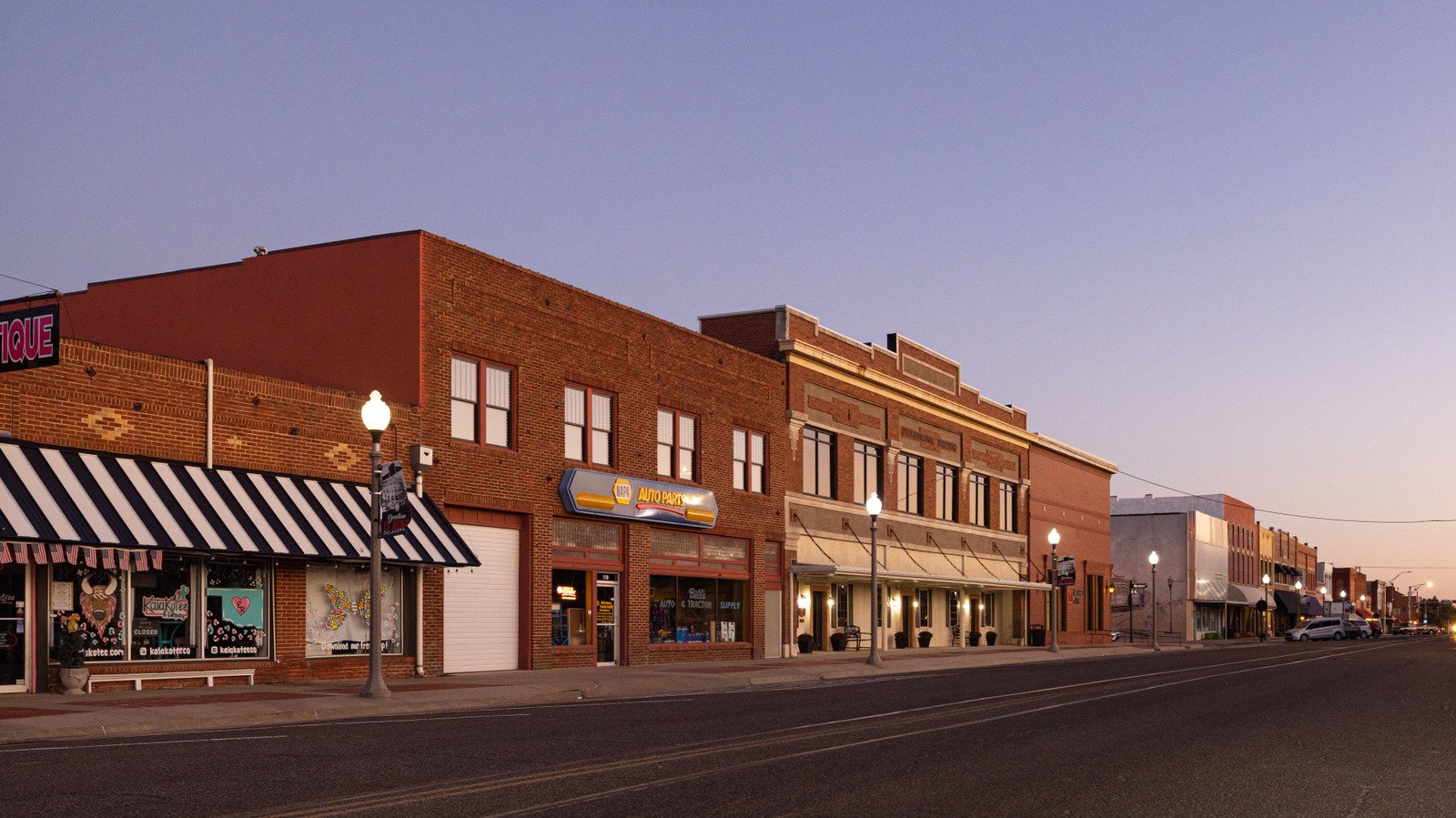 Oklahoma's Renowned 'Fried Onion Burger Capital Of The World' Offers Classic Diners And Route 66 Charm