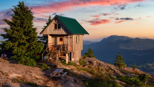 These Cozy Hiker Huts Along Canada's Spectacular Sunshine Coast Trail Are Free To Stay In