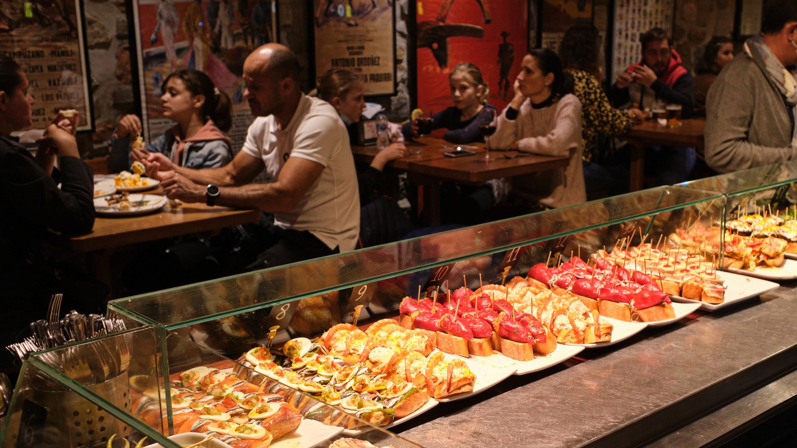 3 Spanish Restaurant Rules American Tourists Break Within The First 10 Minutes