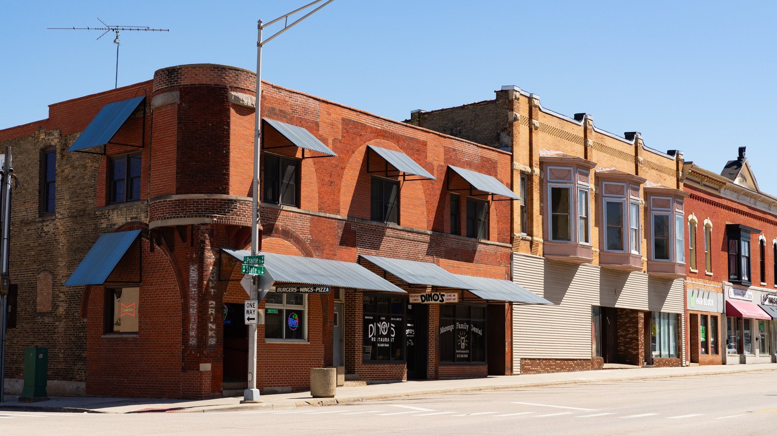 Between Chicago And Rockford Is Illinois' Little City Blending A Cute Downtown, Shops, And Outdoor Splendor