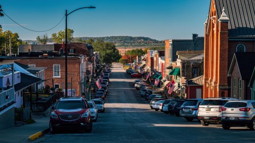 The 'Best Small Town In Missouri' Offers Boutique Shops, Hiking, And Fine Dining Just Outside Kansas City