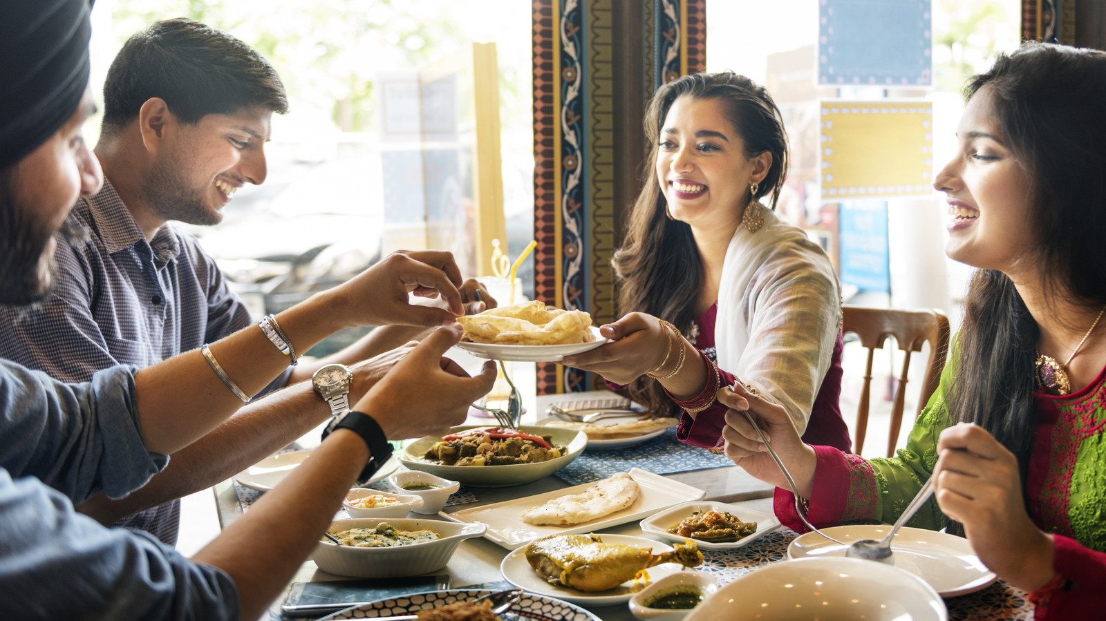 5 Indian Restaurant Rules American Tourists Break Within The First 10 Minutes