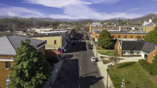 The World's 'Gem Capital' Is A Town Hidden In North Carolina's Blue Ridge Mountains, Glistening With Beauty