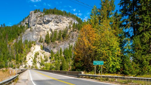 This Secret Washington Town Is An Outdoor Paradise With Waterfalls And Lush Parks Surrounded By Mountains