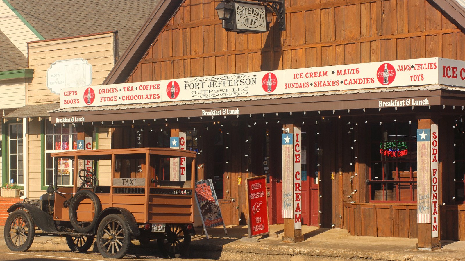 Texas' 10 Nostalgic Downtowns That Are Dripping With Americana Vibes