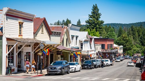 The Underrated Mountain Town In California That Goes All Out For Its Vibrant Victorian Christmas