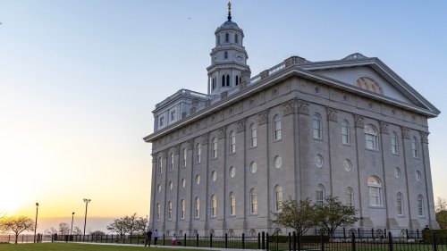 This Underrated Illinois City Feels Like A Page Out Of History With Horse-Drawn Wagons And Riverside Charm