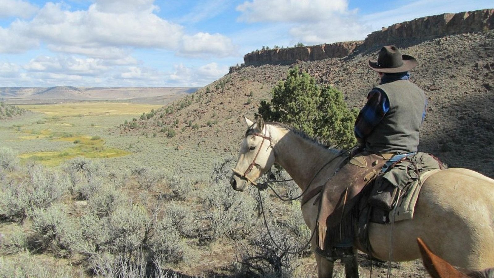 Forget Texas, This Oregon Ranch Is A Scenic Cowboy Escape With Horseback Riding, Cattle Drives, And Mountains
