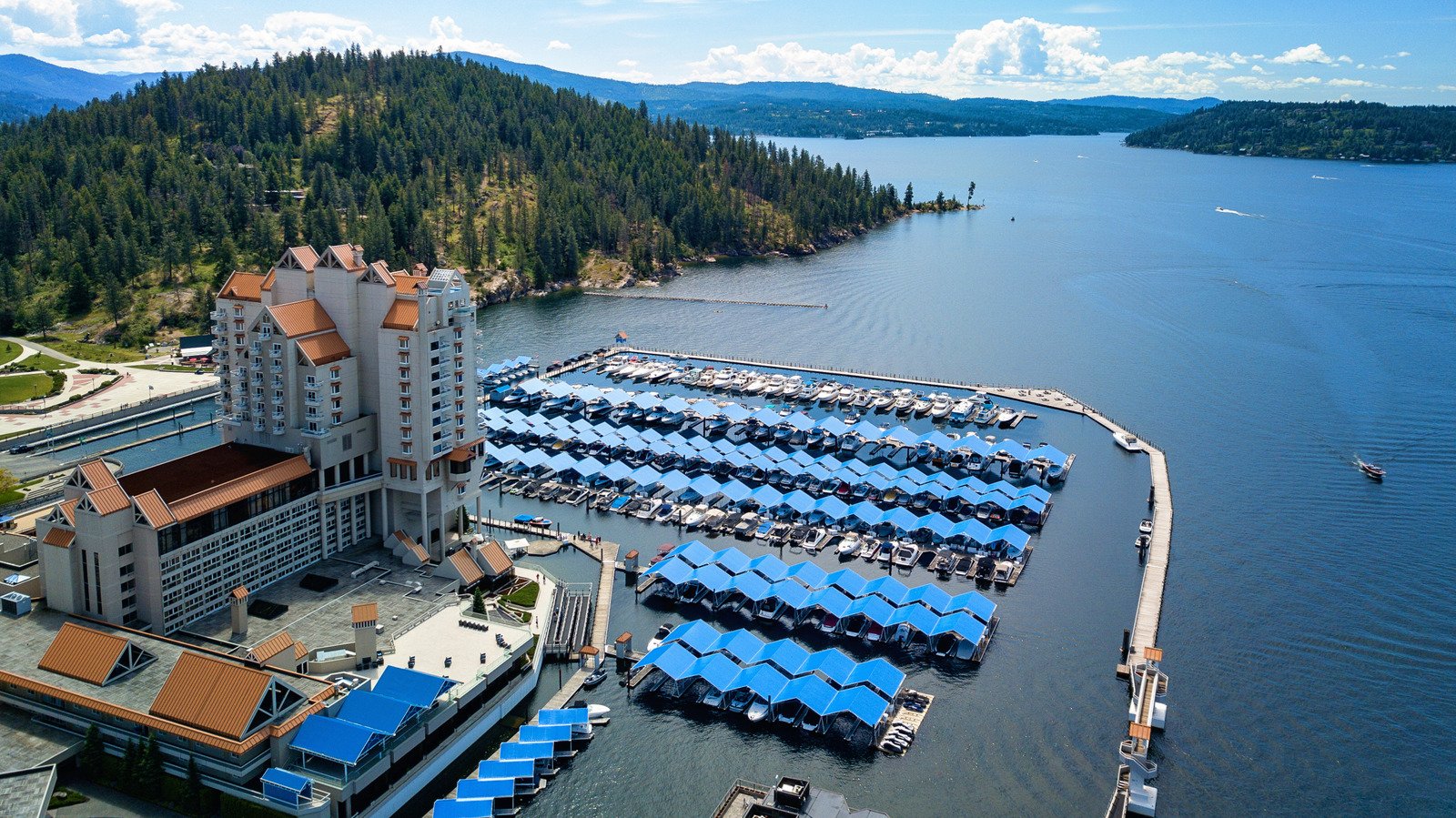 The World's Longest Floating Boardwalk Is A PNW Lake Oasis Surrounded By Local Eats And A Vibrant Downtown