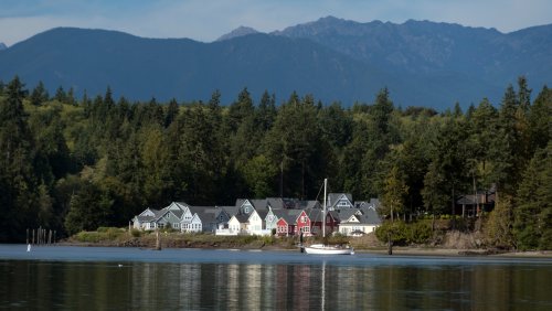 This Cozy Washington Inn Boasts Classic New England Vibes With Stunning Coastal Views And Seafood