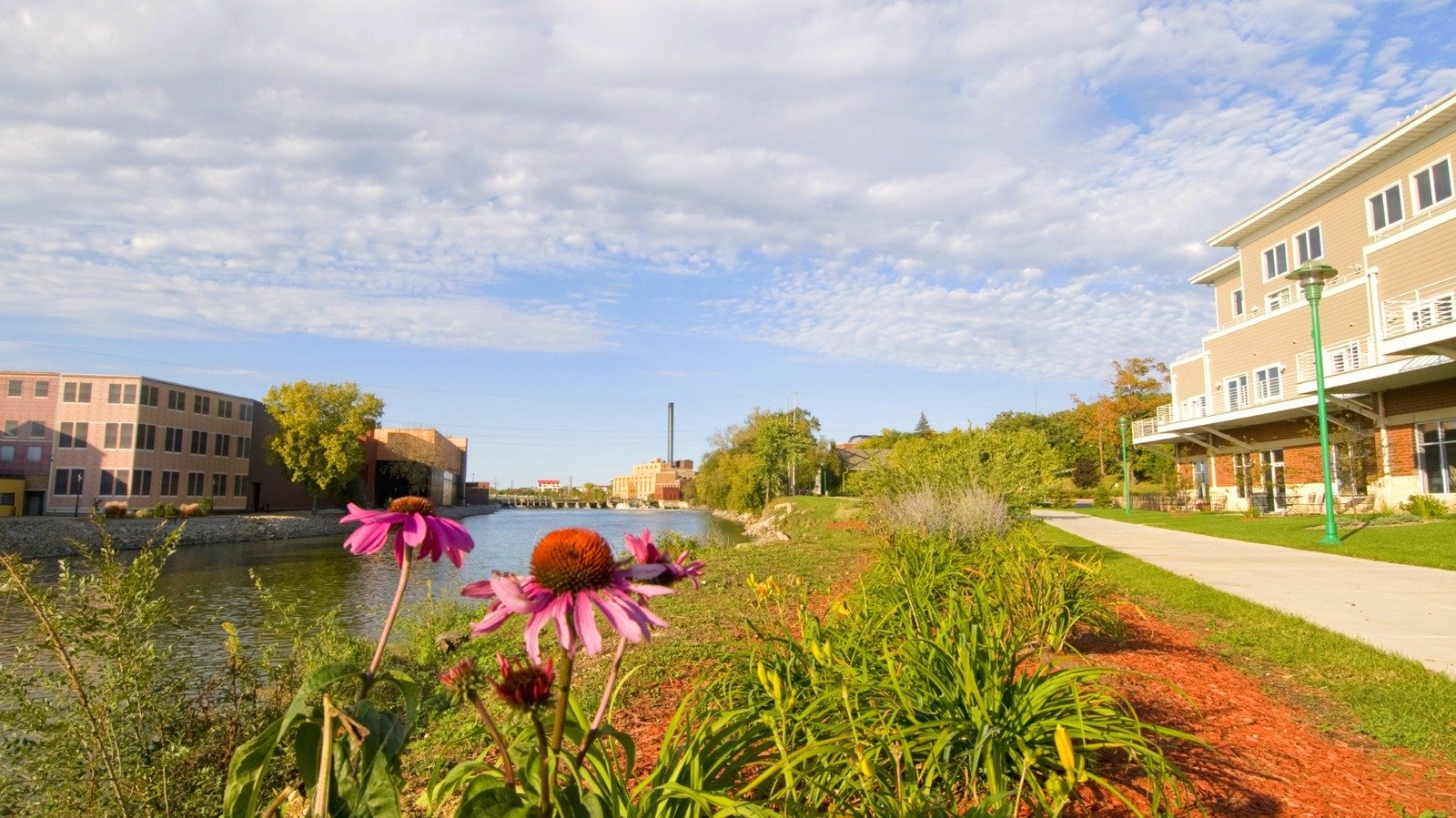 Between Chicago & Madison Is Wisconsin's Cute City With A Walkable Downtown - cover