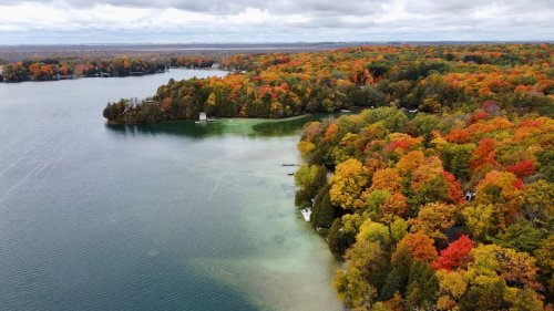 Wisconsin's Under-The-Radar Lake Getaway Is A Spa Resort Town That Looks Like A Hallmark Movie