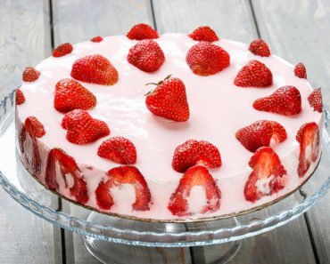 Creamy Cold Strawberry and Yogurt Cake