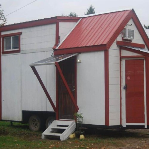 $30K Super Tiny Home Serves As A Stereotypical Creative/Couple’s Retreat!