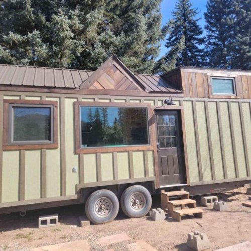 Spacious 1 Bedroom Tiny House Is Fully Off-Grid Capable