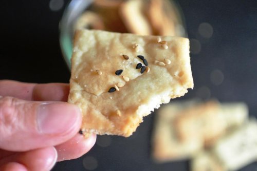Salziges Knabbergebäck: Einfache Cracker mit Sauerteig