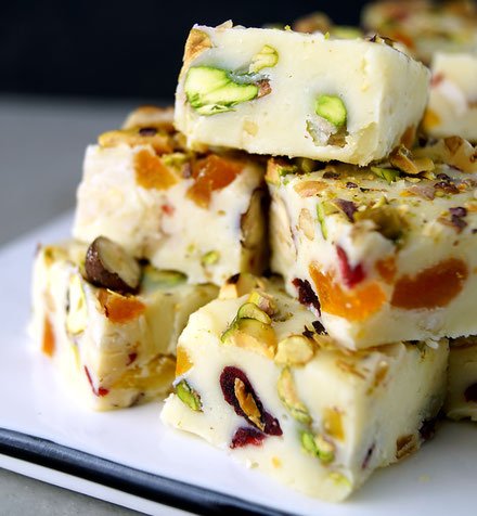 Fudge mit Pistazien und Früchten