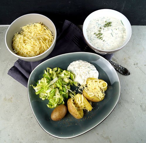 Endiviensalat und Kartoffeln mit Frühlingsquark